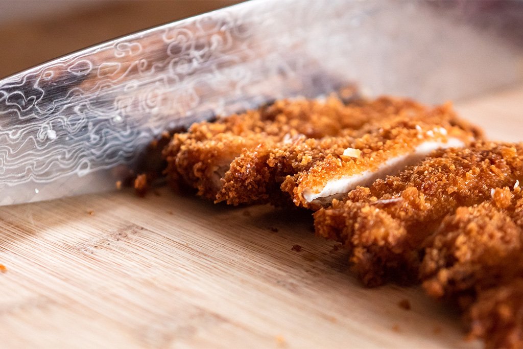 cutting chicken katsu